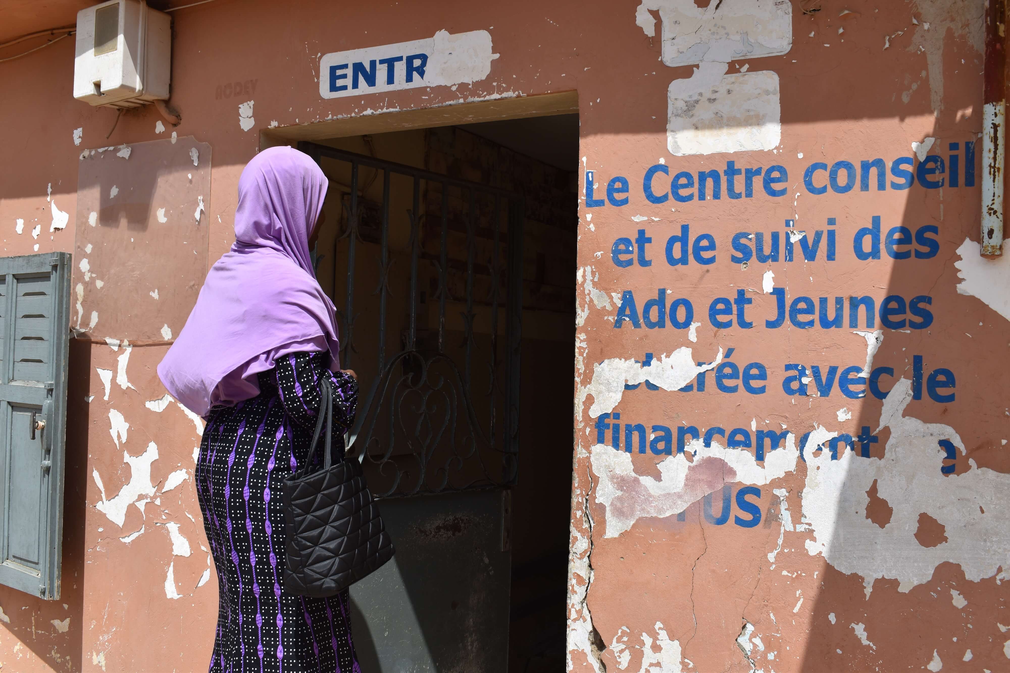 Jeunes devant le centre de jeunesse